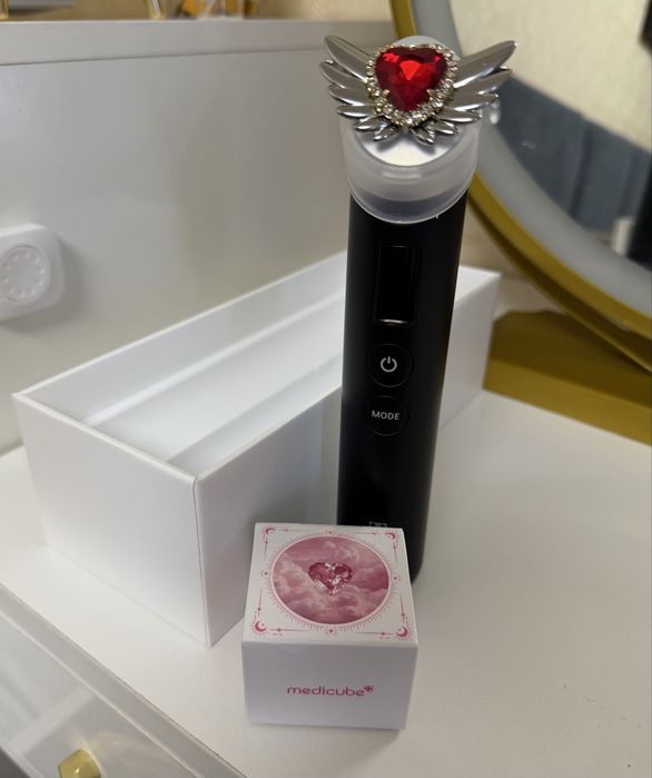 Продается medicube booster pro + защитный колпачок и блок питания