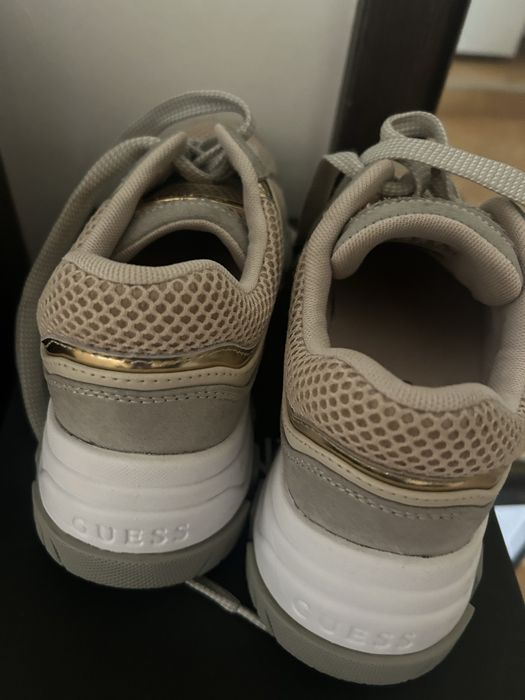 Vand adidasi Guess, in stare perfecta, marimea 35