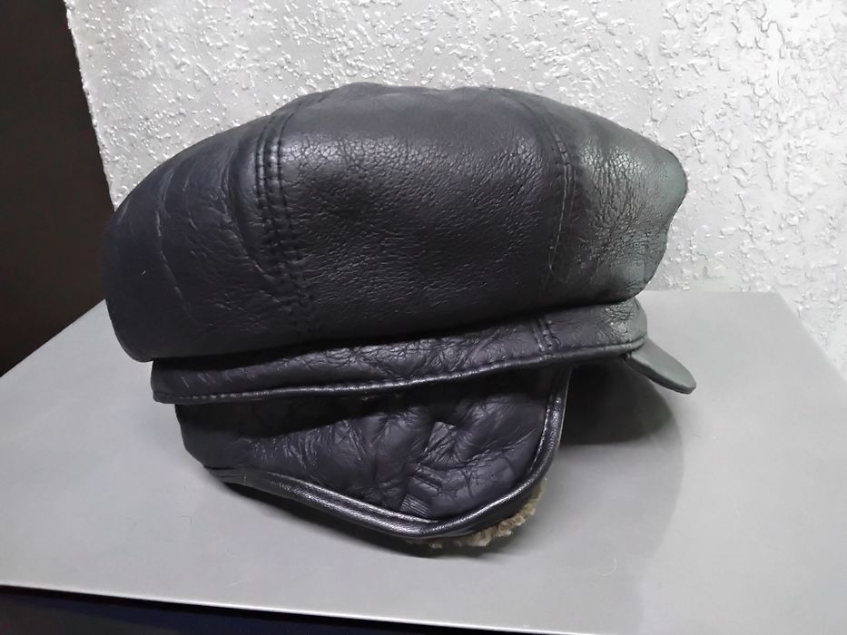 Продам зимнюю кожаную кепку,внутри овчина