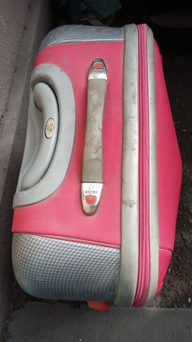 Продам чемодан дорожный б/у.