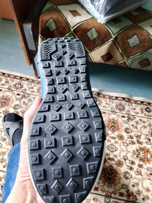 Кроссовки 39 размер по 4000