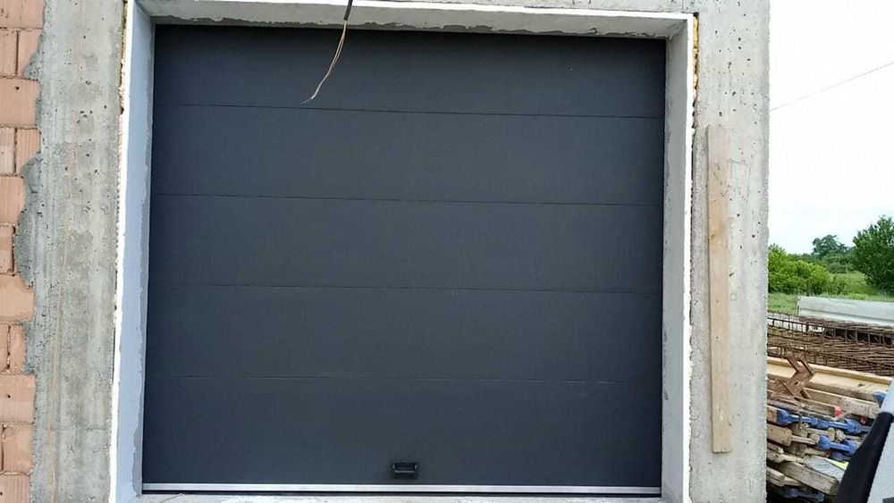 Vand usa de garaj sectionala