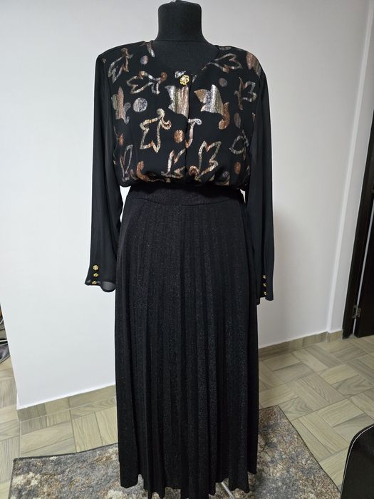 Fusta neagra plisata cu glitter, model cu talie elastica