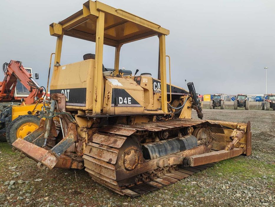 Buldozer Caterpillar D4E cu Scarificator