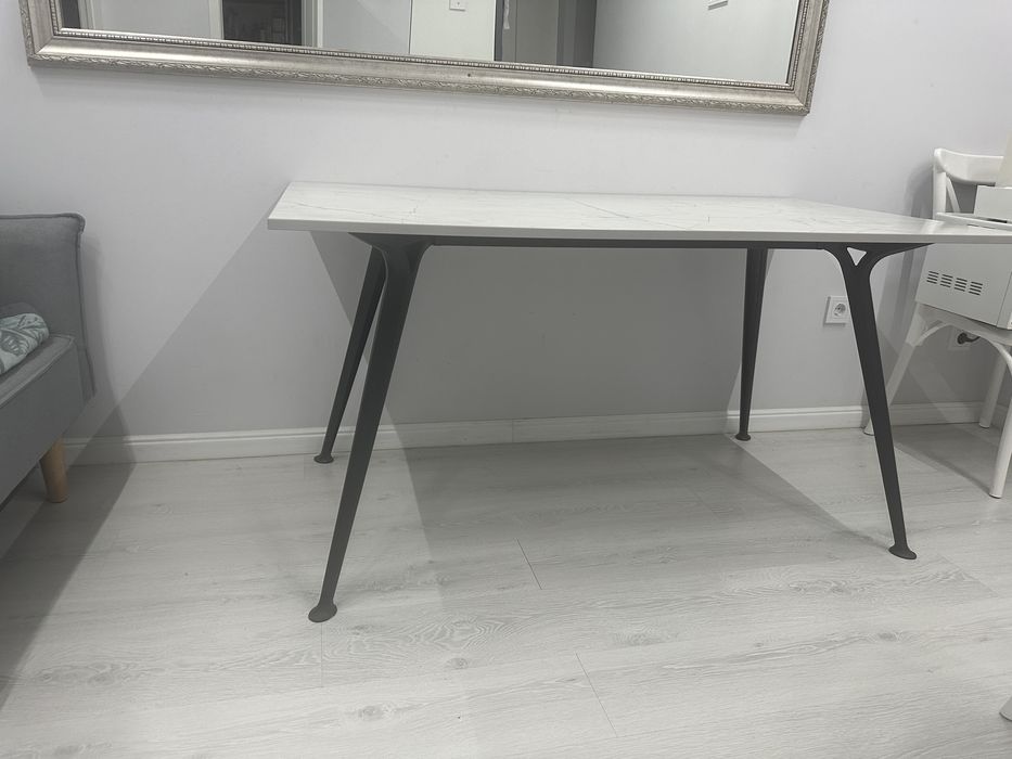 Продам красивый кцхонный стол