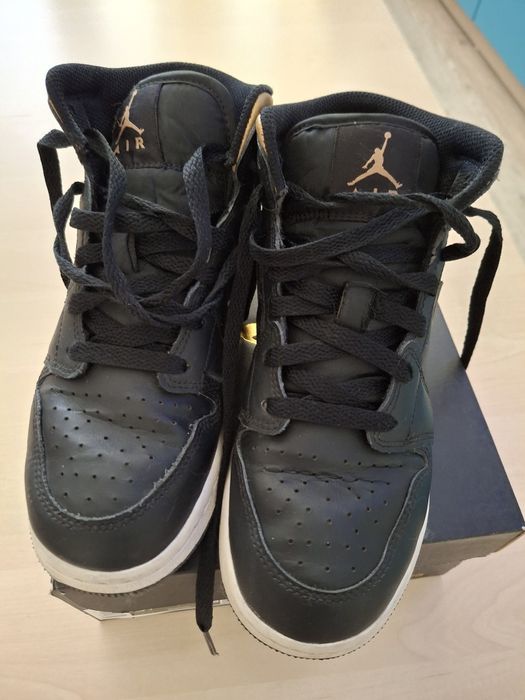 Маратонки Nike Air Jordan 37,5 + подарък суитшърт  Nike Jordan