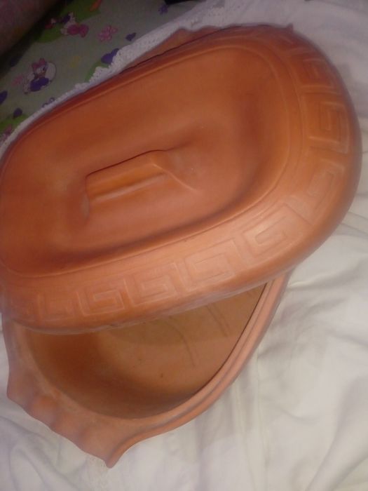 Vas din lut cu capac