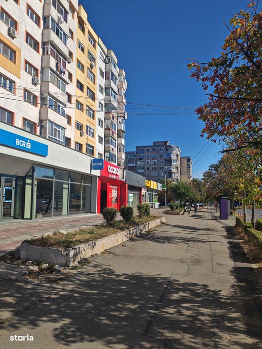 Spațiu comercial de închiriat  Bd. Petrochimiștilor–vitrină stradală