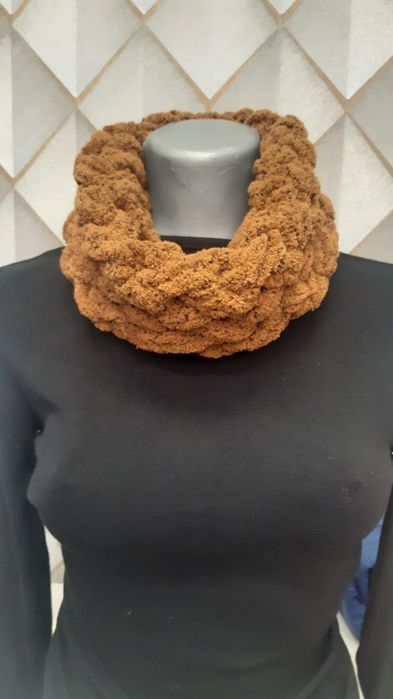 Ръчно плетен шал от мека прежда