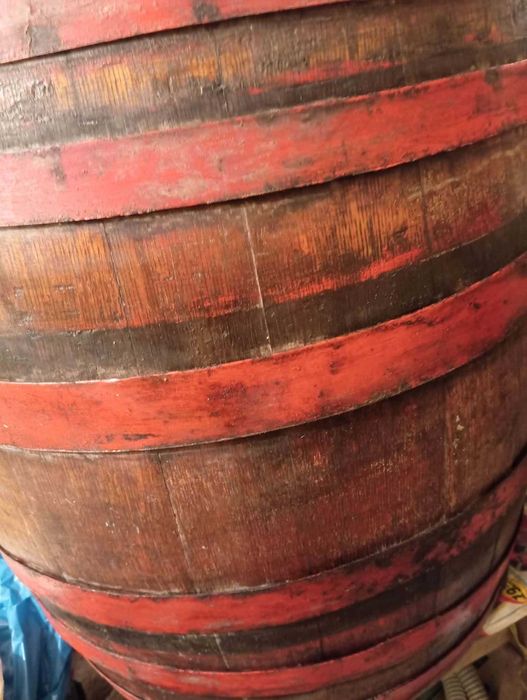 Butoi din lemn 110L – ideal pentru vin, țuică sau decor