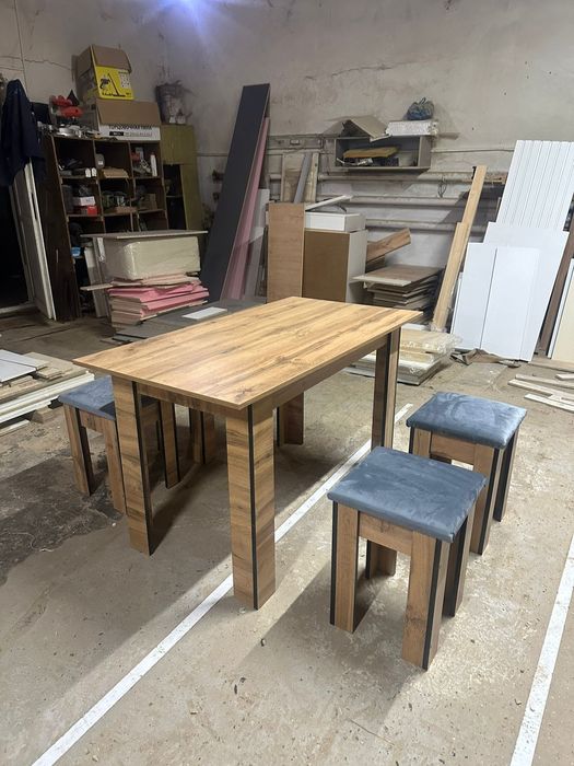 Стол со стульями