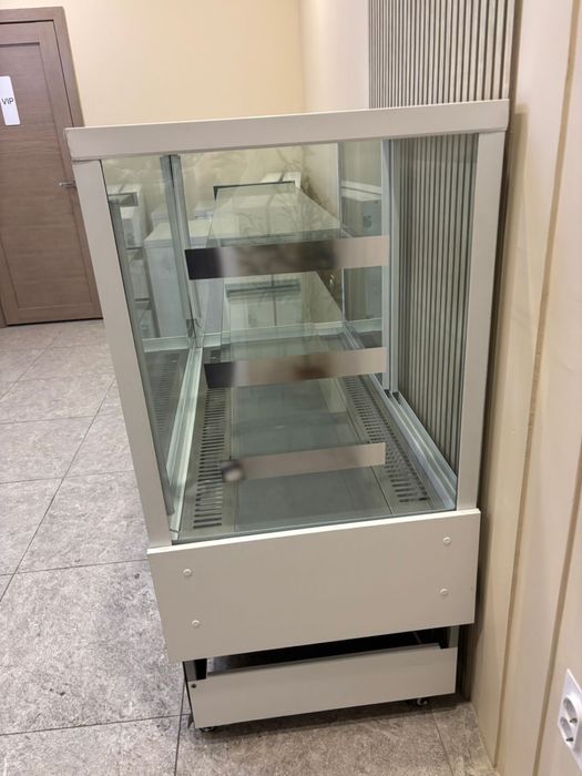 Кондитерская витрина