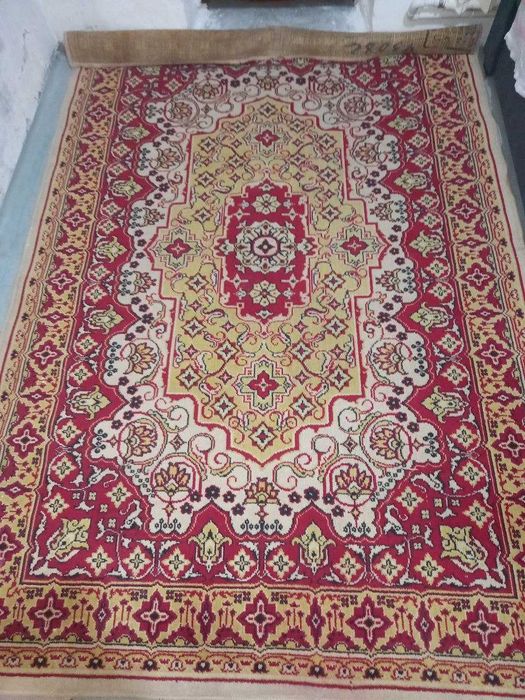Продам ковёр полушерстяной 255 на 170 см.