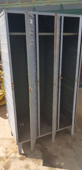 Dulap cu 3 usi, dimensiuni 180x99x50 cm