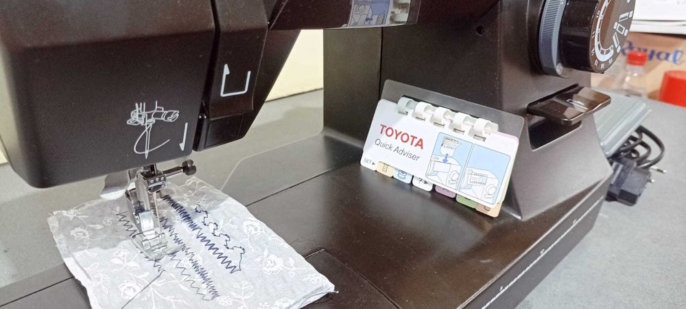 Masina de cusut Toyota Super Jeans
