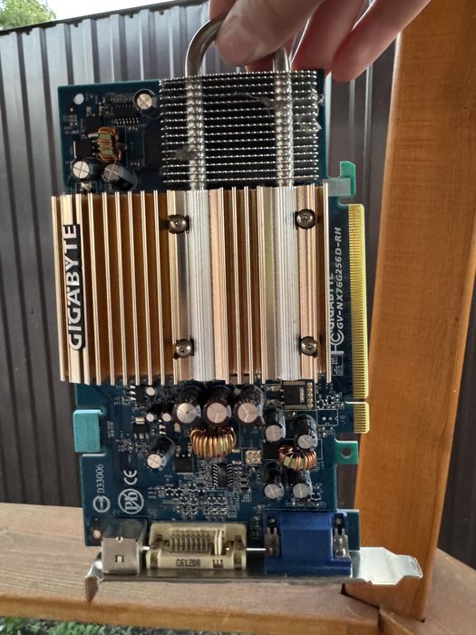 Продам Gigabyte GeForce 7600 GS