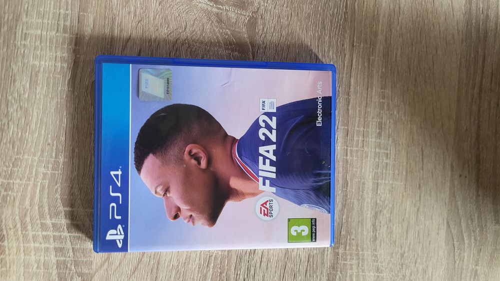 Playstation 4 1TB с 2 джойстика+5 игри подарък