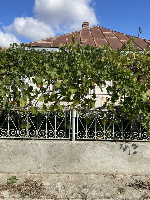 Vand casa  cu toate utilitatile