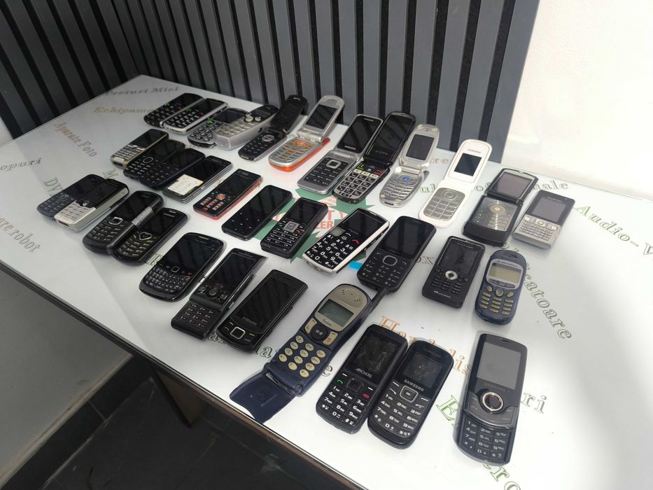 Lot Telefoane Mobile Diverse - 34 Bucăți LOT10