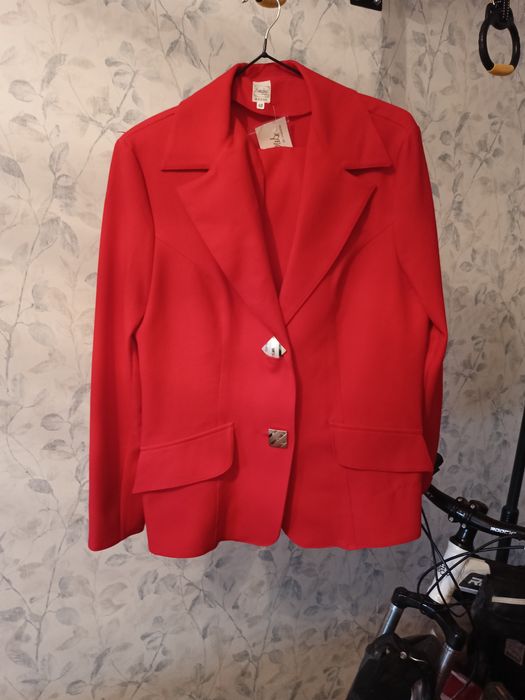 Продам женские костюмы