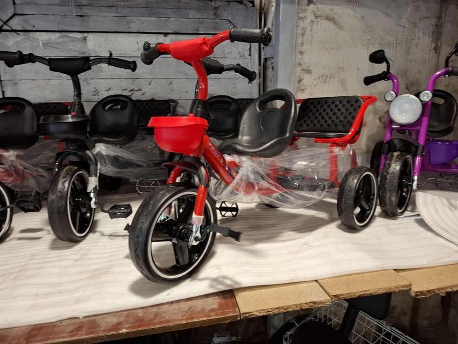 Treh kolesniy zadnim mestnoy velosiped pradayu