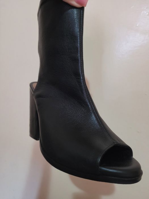 Botine decupate din piele