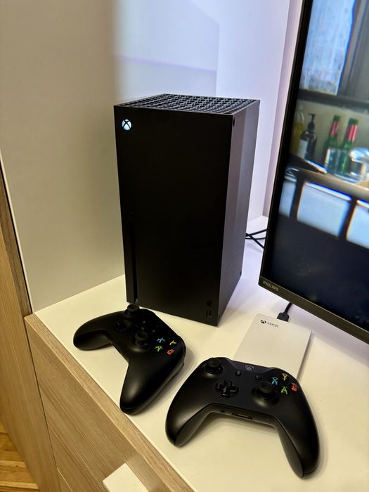 Xbox series X + 44 jocuri + 1 x controller extra + casti + 2TB stocare