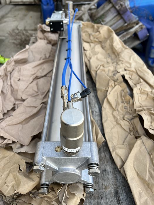 Cilindru pneumatic fi -100 mm si L - 900 mm cu distribuitor