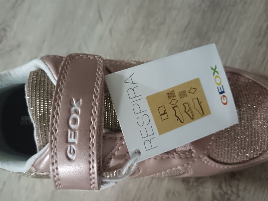 Vând adidași Geox
