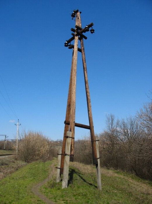 Столбы ЛЭП деревянные. Столбы