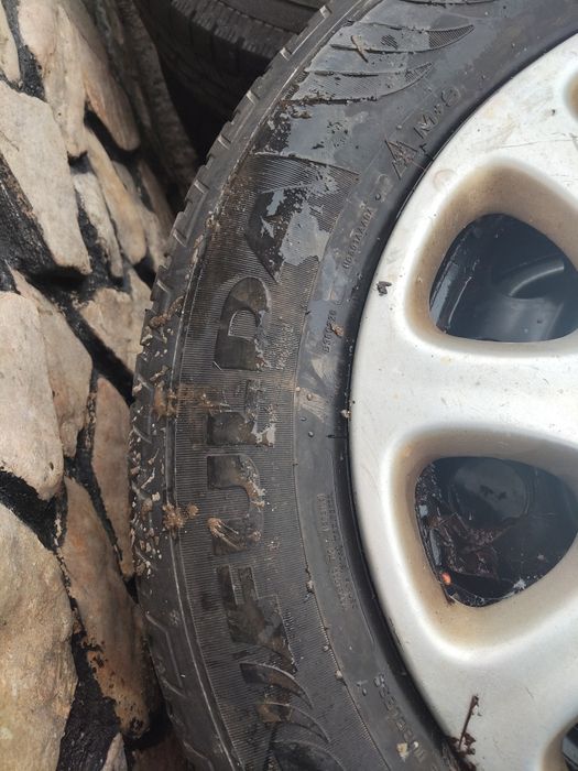 Vând cauciucuri 2 dimensiuni