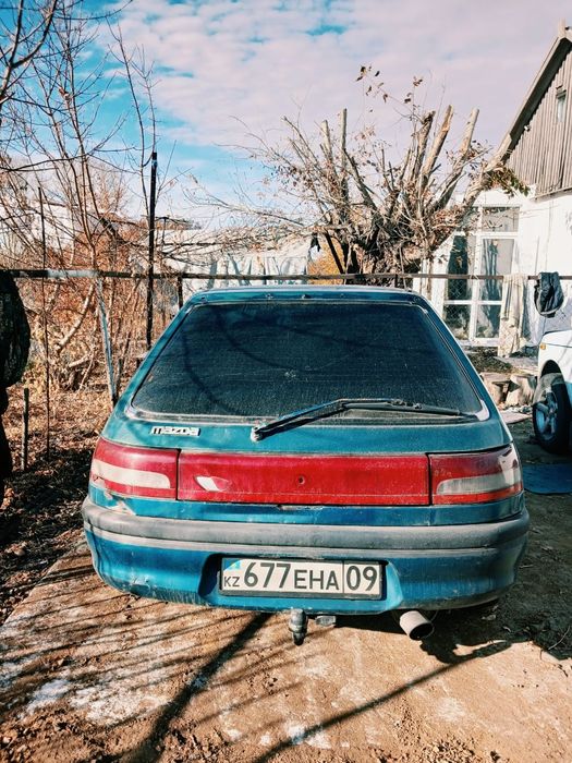 Машина Mazda 323