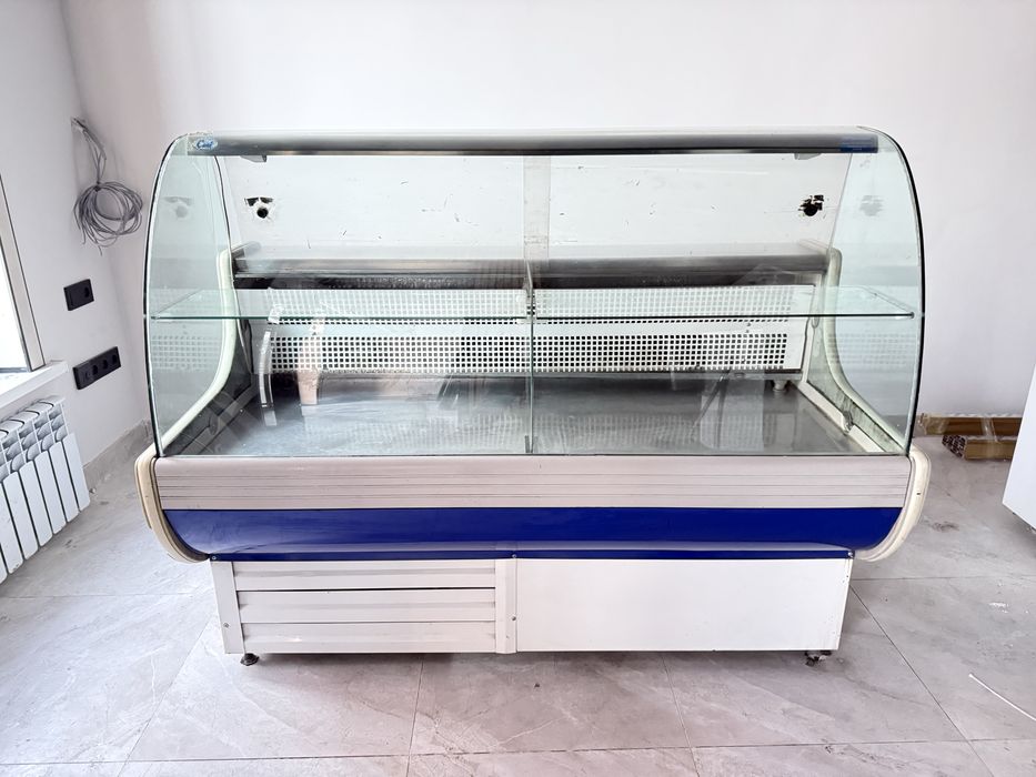 Витрины и холодильник для магазина