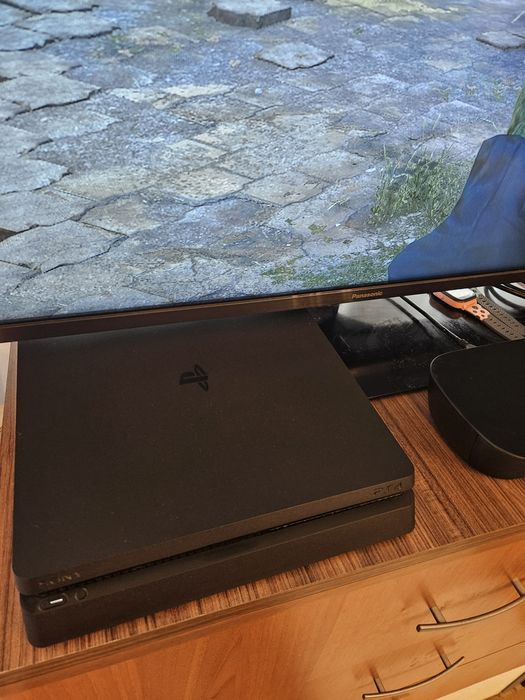 Перфектен PS4 с два джойстика и 21 диска с игри