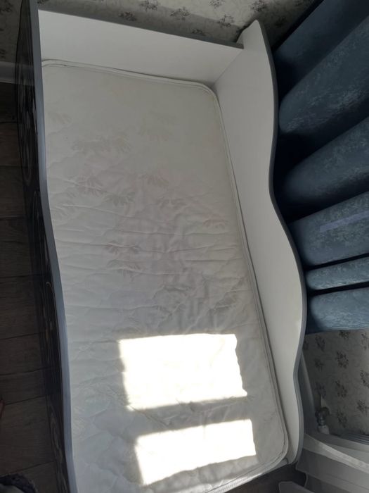 Продам детскую кровать машинка