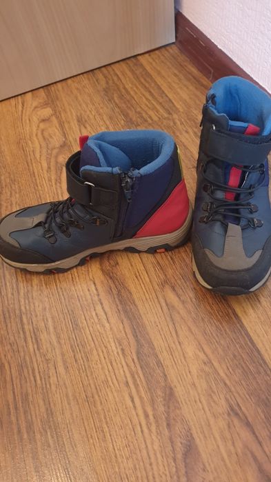 Продам детские ботинки