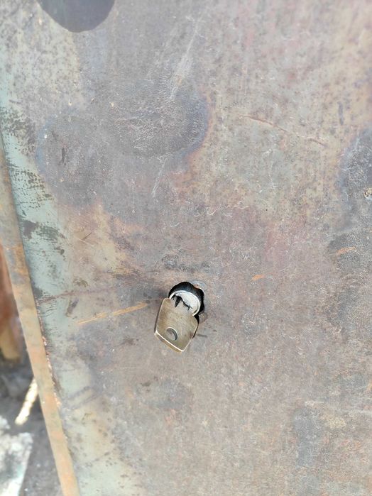 Металлический навесной шкаф