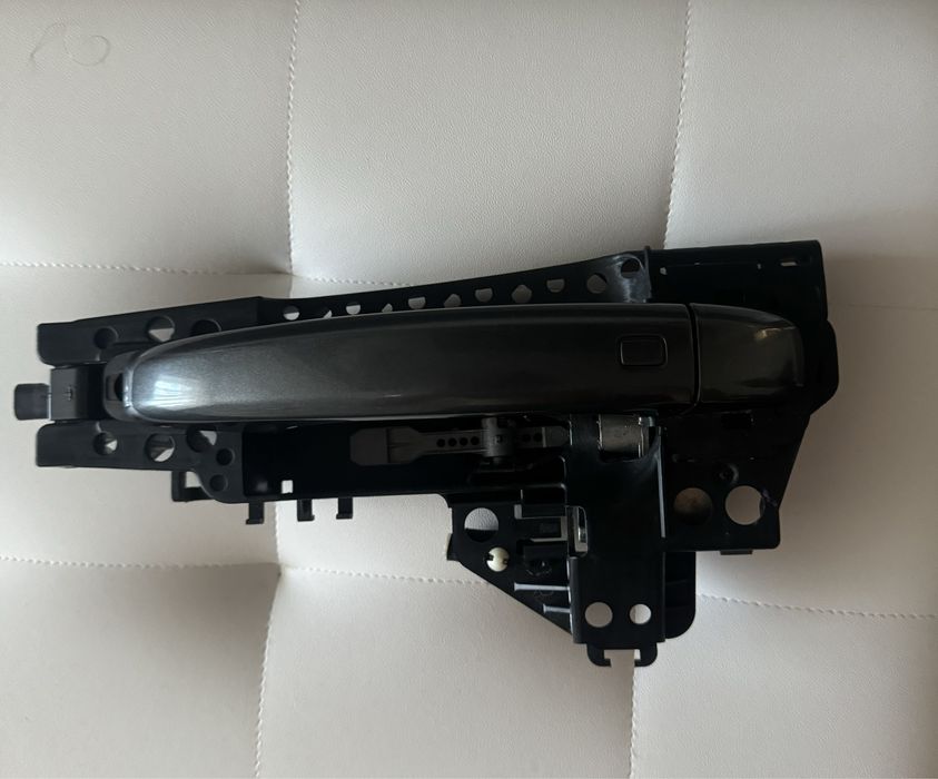 Продам дверную ручку на Audi Q5