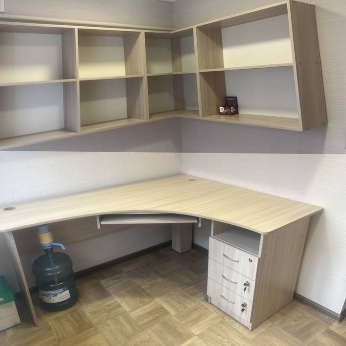 Продам компьютерный стол с полками