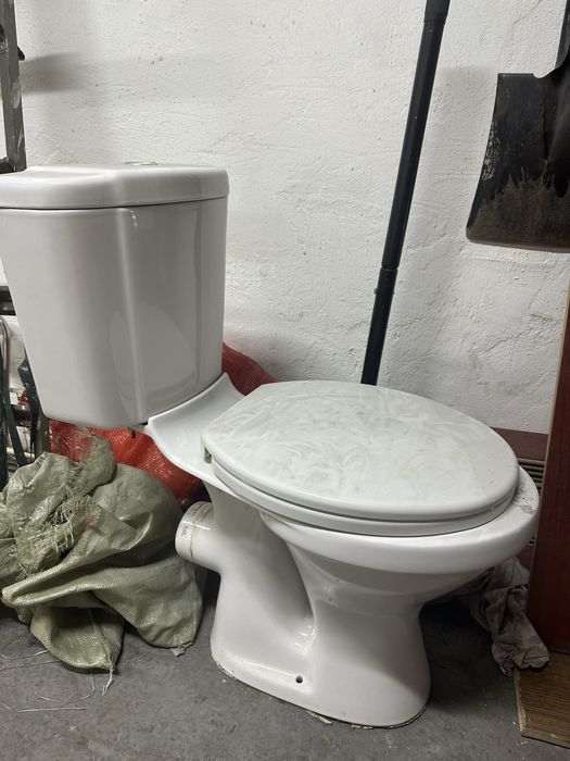 Унитаз с бачком и крышкой