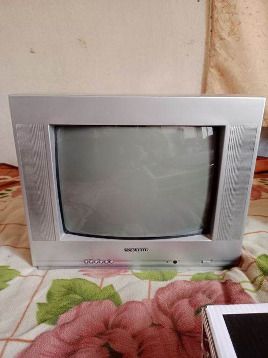 Телевизор Samsung плоски экран цветной