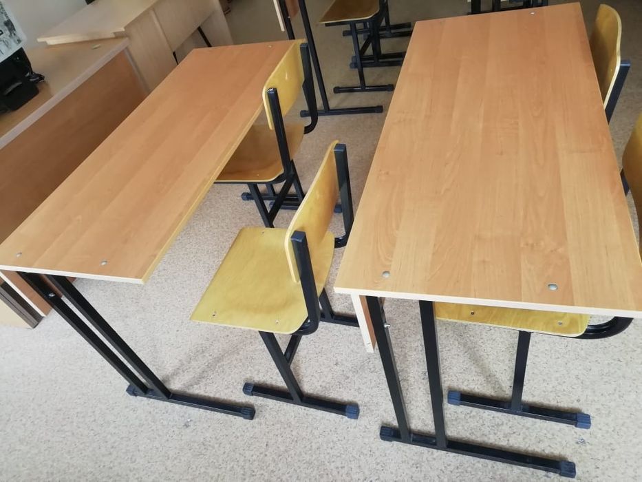 Школьные парты со стульями