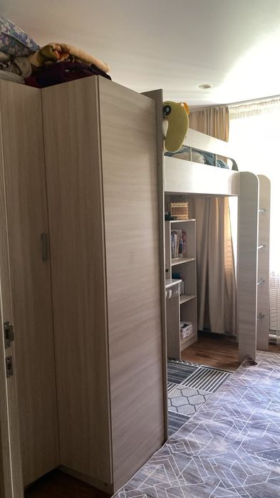 Продам комплект двухъярусную кровать со столом и шкаф