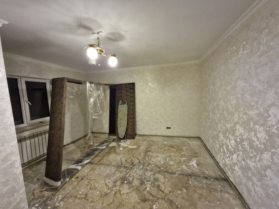 Поклейка обоев .