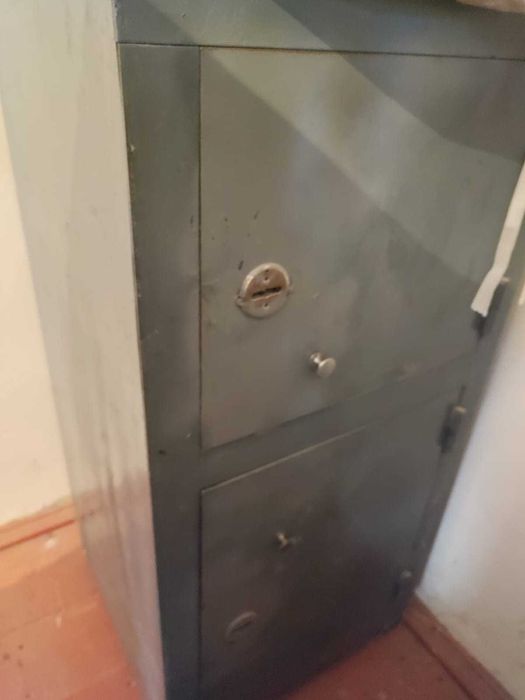 Сейф (металлический шкаф)