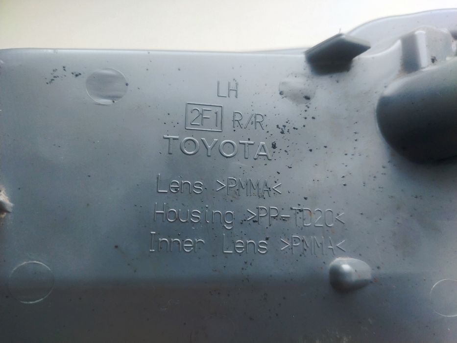 Продам отражатель на Toyota Rav4