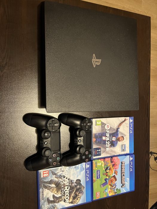 PlayStation 4 PRO 1TB + 3 игри на диск и 4 изтеглени + 2 контролера