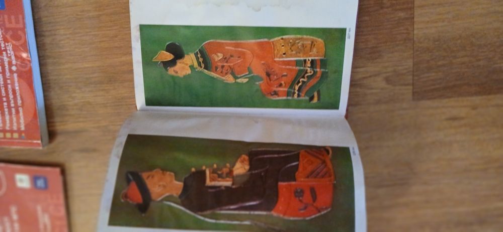Книги и учебнк по английски, помагала,речник и др.