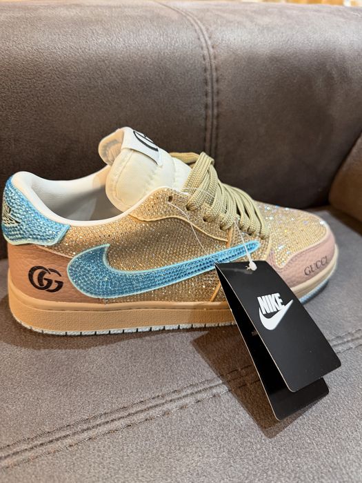 Обувки, с  кожа и камани.