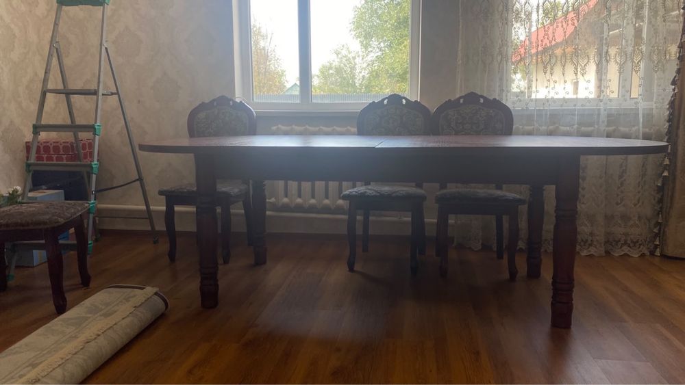 Хороший стол со стульями